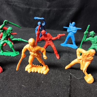 DETAILED FREE STANDING PIRATE ACTION FIGURES