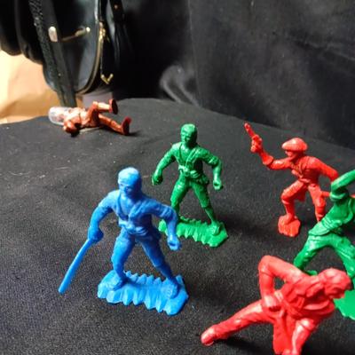 DETAILED FREE STANDING PIRATE ACTION FIGURES