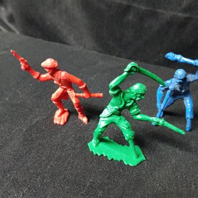 DETAILED FREE STANDING PIRATE ACTION FIGURES
