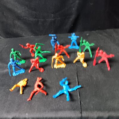 DETAILED FREE STANDING PIRATE ACTION FIGURES