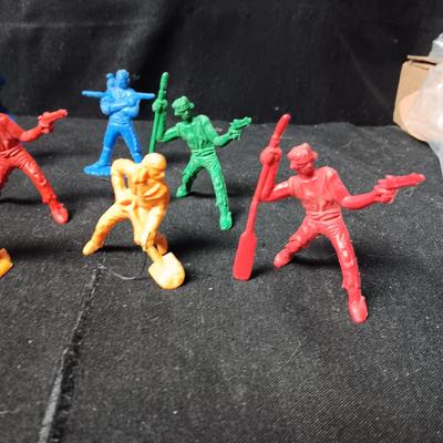 DETAILED FREE STANDING PIRATE ACTION FIGURES
