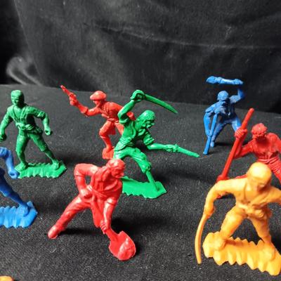 DETAILED FREE STANDING PIRATE ACTION FIGURES