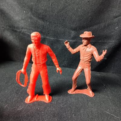 A VARIETY OF VINTAGE TOY COWBOYS AND MORE