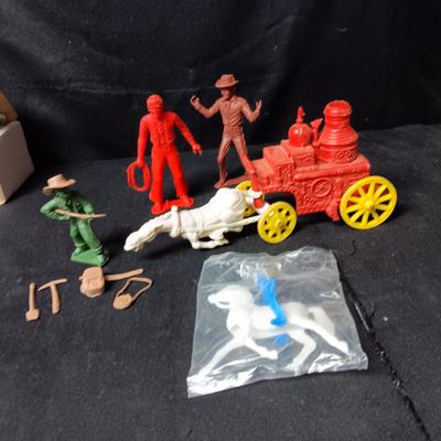 A VARIETY OF VINTAGE TOY COWBOYS AND MORE