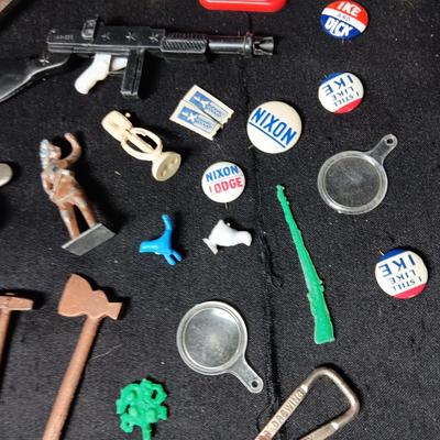 AN ASSORTMENT OF SMALL TRINKETS AND COLLECTIBLES