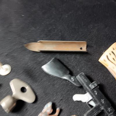AN ASSORTMENT OF SMALL TRINKETS AND COLLECTIBLES