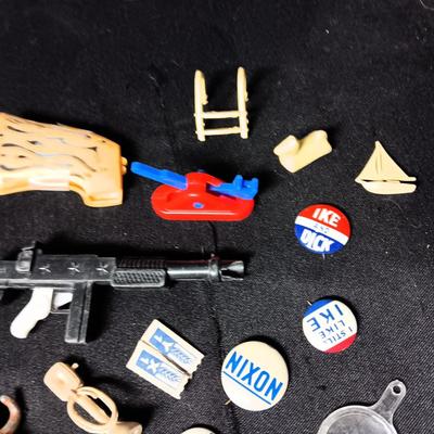 AN ASSORTMENT OF SMALL TRINKETS AND COLLECTIBLES