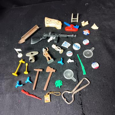 AN ASSORTMENT OF SMALL TRINKETS AND COLLECTIBLES