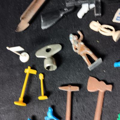 AN ASSORTMENT OF SMALL TRINKETS AND COLLECTIBLES