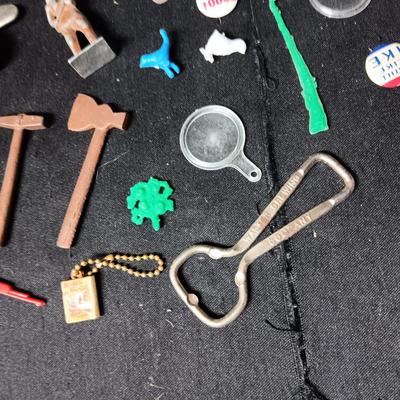 AN ASSORTMENT OF SMALL TRINKETS AND COLLECTIBLES