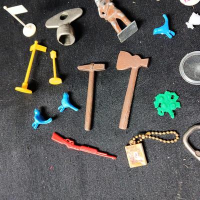 AN ASSORTMENT OF SMALL TRINKETS AND COLLECTIBLES