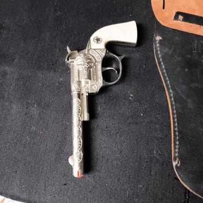 HOPALONG CASSIDY HOLSTER AND A WILSON RODEO CAP GUN