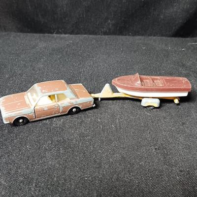 MATCHBOX SERIES NO 20 FORD CORTINA WITH METAL TRAILER AND PLASTIC BOAT