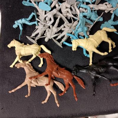 CIVIL WAR TOY SOLDIERS WITH HORSES AND TENTS