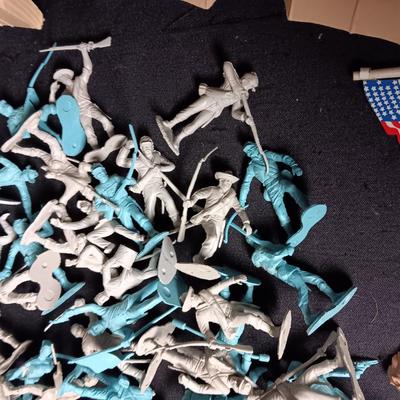 CIVIL WAR TOY SOLDIERS WITH HORSES AND TENTS