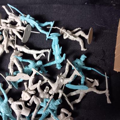 CIVIL WAR TOY SOLDIERS WITH HORSES AND TENTS