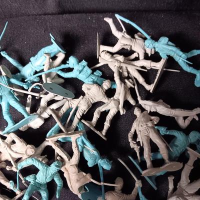 CIVIL WAR TOY SOLDIERS WITH HORSES AND TENTS