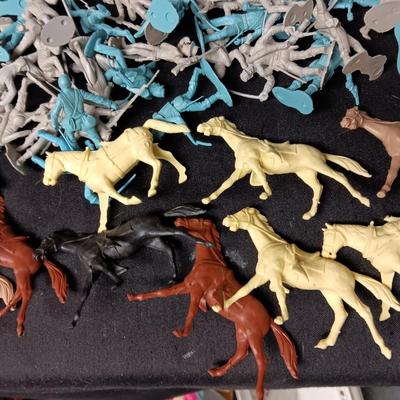 CIVIL WAR TOY SOLDIERS WITH HORSES AND TENTS