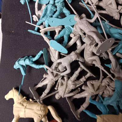 CIVIL WAR TOY SOLDIERS WITH HORSES AND TENTS