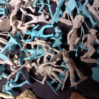 CIVIL WAR TOY SOLDIERS WITH HORSES AND TENTS