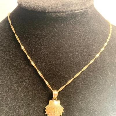 14k Gold Necklace w/ Shell Pendant