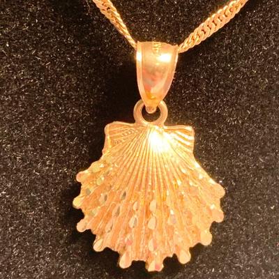 14k Gold Necklace w/ Shell Pendant