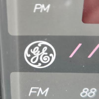 LOT 284: Vintage Desk Fan and GE P'JAMMER AM FM CLOCK RADIO ; Both Untested