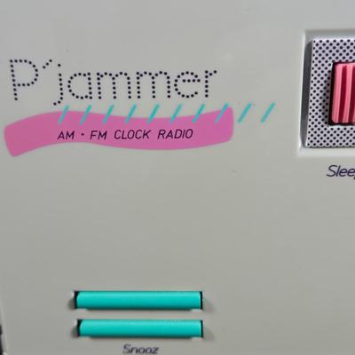 LOT 284: Vintage Desk Fan and GE P'JAMMER AM FM CLOCK RADIO ; Both Untested