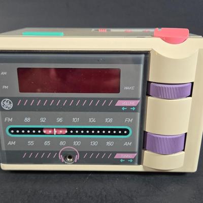 LOT 284: Vintage Desk Fan and GE P'JAMMER AM FM CLOCK RADIO ; Both Untested