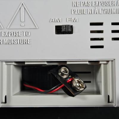 LOT 284: Vintage Desk Fan and GE P'JAMMER AM FM CLOCK RADIO ; Both Untested