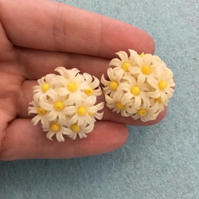 Vintage white daisies clip on earrings