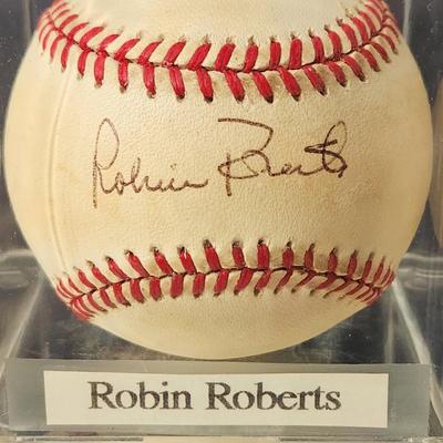 Robin Roberts Signed Baseball In Collectors Case