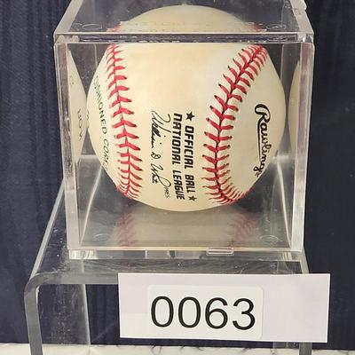 Dave Winfield Signed Baseball In Collectors Case
