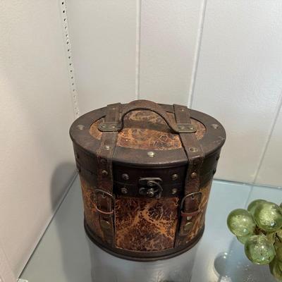 GLASS GRAPES AND 2 HINGED BOXES