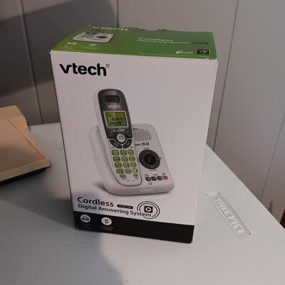 DESK LAMP AND VTECH CORDLESS PHONE