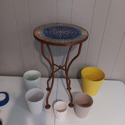 MOSAIC STYLE TOP PLANT STAND AND FLOWER POTS