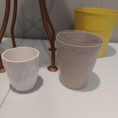 MOSAIC STYLE TOP PLANT STAND AND FLOWER POTS
