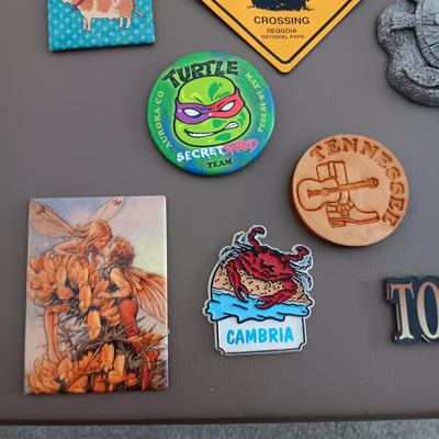 2 PEWTER FIGURES AND FRIDGE MAGNETS
