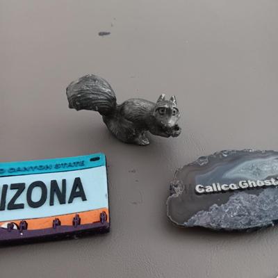 2 PEWTER FIGURES AND FRIDGE MAGNETS