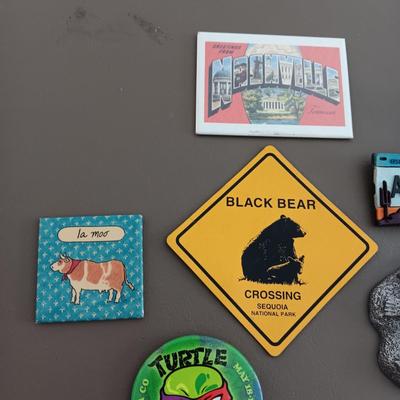 2 PEWTER FIGURES AND FRIDGE MAGNETS