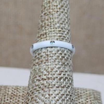 Size 8 Delicate WHITE Enamel Ring with 6 Accent Clear Stones on a Silver Tone Band (2.2g)
