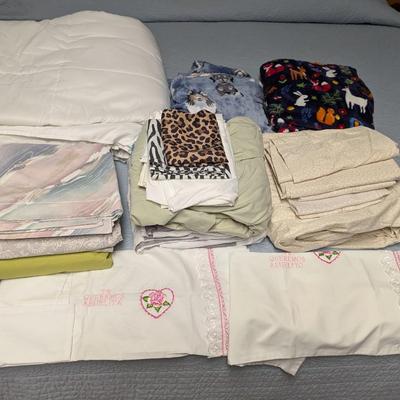 Assortment Of Linens & Throw Blankets (BR2)