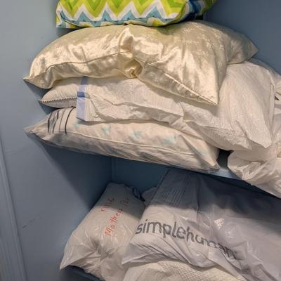 Assortment Of Linens & Pillows (BR2)