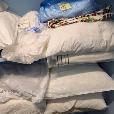 Assortment Of Linens & Pillows (BR2)