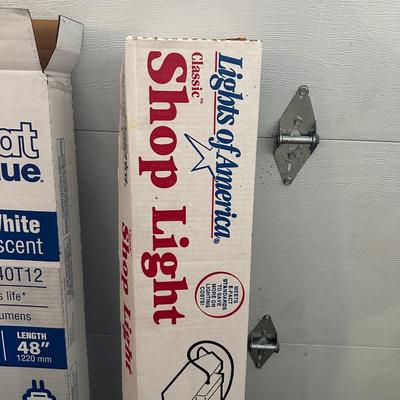 48” FLUORESCENT SHOP LIGHT AND EXTRA BULBS