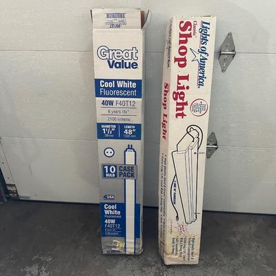 48” FLUORESCENT SHOP LIGHT AND EXTRA BULBS