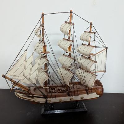 Wooden Sailboat Sailing Ship Model (O)