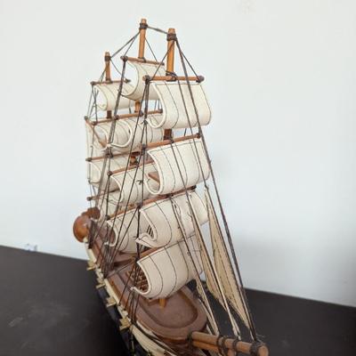 Wooden Sailboat Sailing Ship Model (O)
