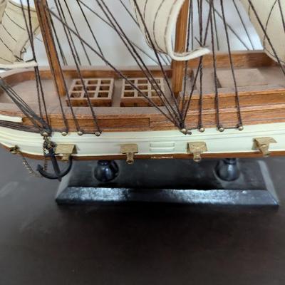 Wooden Sailboat Sailing Ship Model (O)