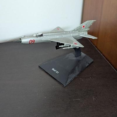Diecast Russian Airplanes Mig-29 & Mig-21 (O)